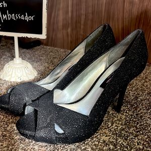Ladies Nina heel size 8 M perfect for PROM season